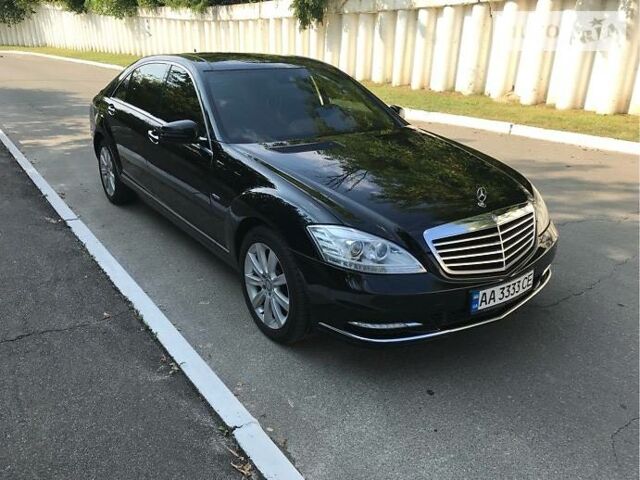 Чорний Мерседес С 350, об'ємом двигуна 3 л та пробігом 157 тис. км за 30900 $, фото 1 на Automoto.ua