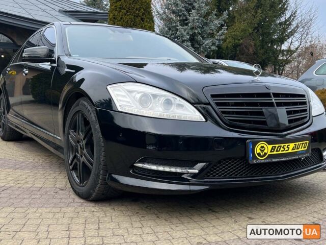 Чорний Мерседес С 550, об'ємом двигуна 5.5 л та пробігом 273 тис. км за 11999 $, фото 1 на Automoto.ua