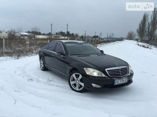 Чорний Мерседес С 550, об'ємом двигуна 5.5 л та пробігом 320 тис. км за 18900 $, фото 1 на Automoto.ua