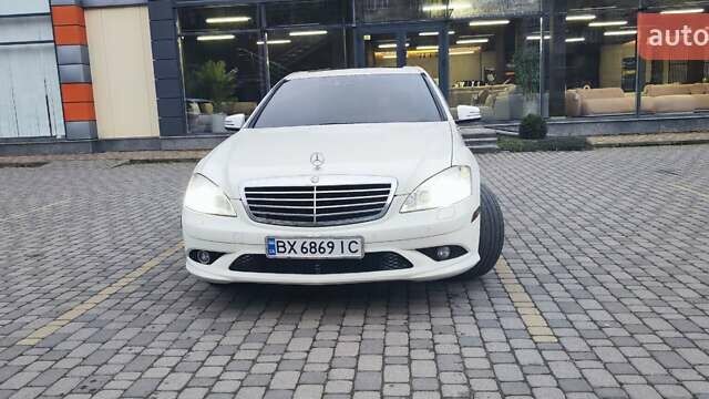 Белый Мерседес С Класс, объемом двигателя 5.51 л и пробегом 218 тыс. км за 12500 $, фото 1 на Automoto.ua