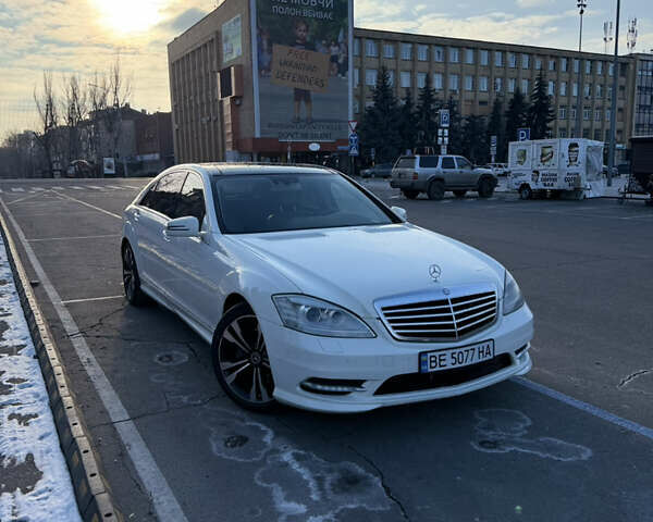 Белый Мерседес С Класс, объемом двигателя 5.5 л и пробегом 267 тыс. км за 12800 $, фото 1 на Automoto.ua