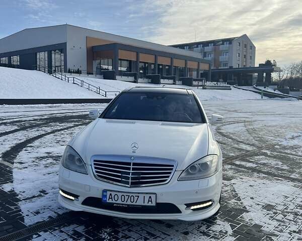 Белый Мерседес С Класс, объемом двигателя 5.5 л и пробегом 285 тыс. км за 15345 $, фото 1 на Automoto.ua