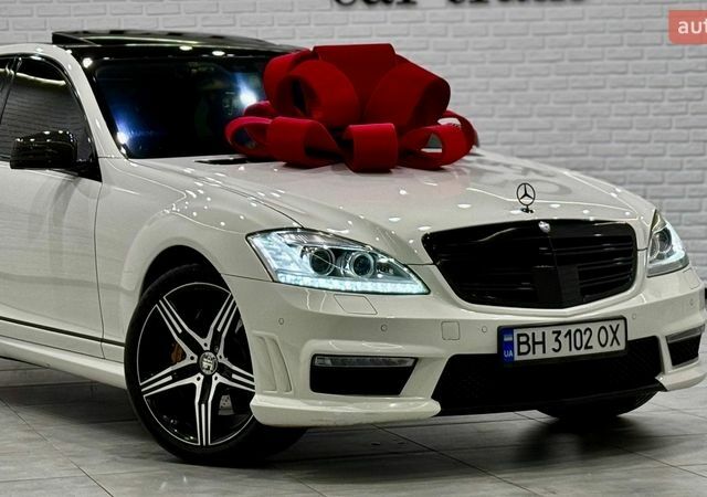 Белый Мерседес С Класс, объемом двигателя 3.5 л и пробегом 250 тыс. км за 10900 $, фото 1 на Automoto.ua