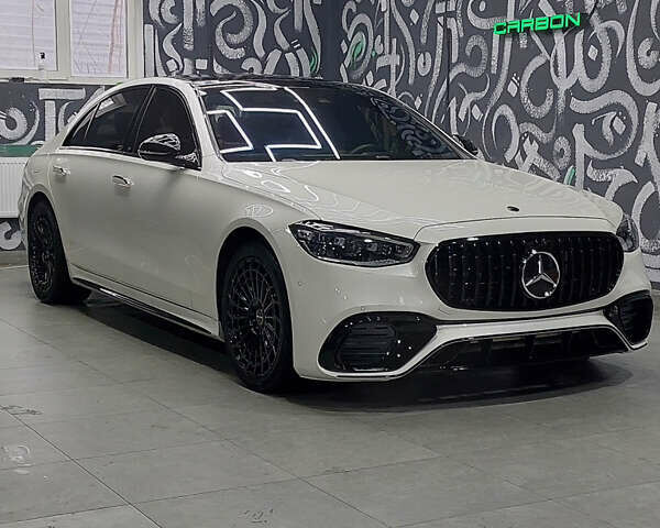 Белый Мерседес С Класс, объемом двигателя 4 л и пробегом 65 тыс. км за 100000 $, фото 1 на Automoto.ua