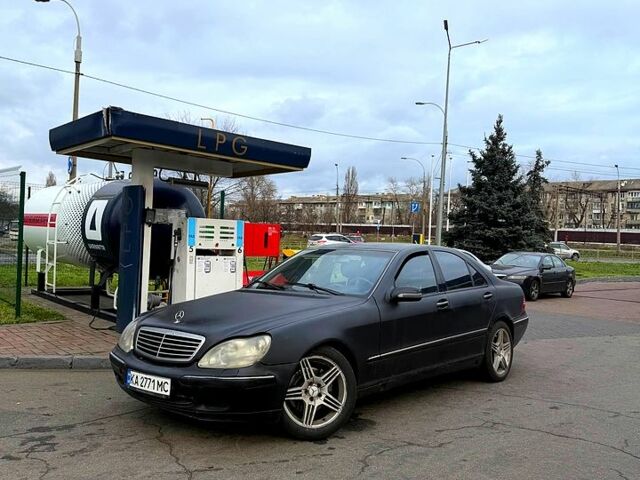 Черный Мерседес С Класс, объемом двигателя 4.3 л и пробегом 200 тыс. км за 3500 $, фото 1 на Automoto.ua