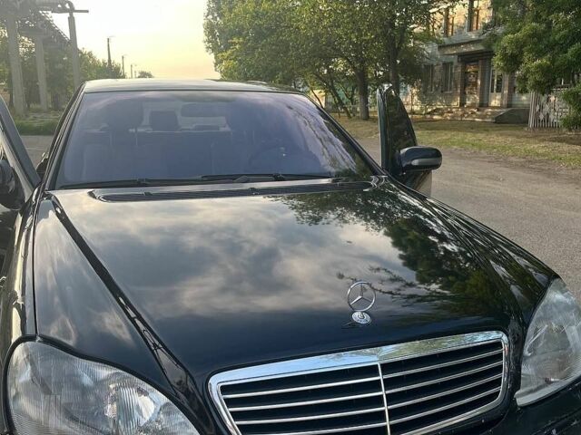 Чорний Мерседес С Клас, об'ємом двигуна 4 л та пробігом 320 тис. км за 4000 $, фото 1 на Automoto.ua