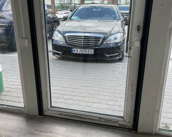 Чорний Мерседес С Клас, об'ємом двигуна 5.5 л та пробігом 298 тис. км за 11999 $, фото 1 на Automoto.ua