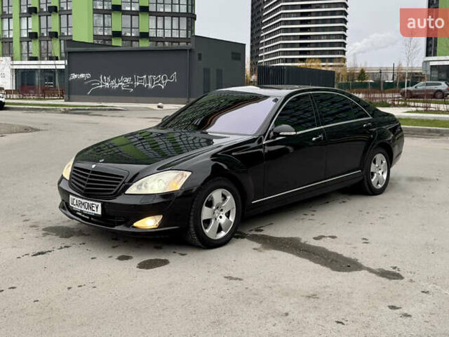 Черный Мерседес С Класс, объемом двигателя 5.5 л и пробегом 258 тыс. км за 7500 $, фото 1 на Automoto.ua