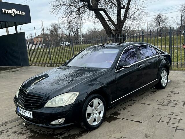 Черный Мерседес С Класс, объемом двигателя 5.5 л и пробегом 290 тыс. км за 12000 $, фото 1 на Automoto.ua