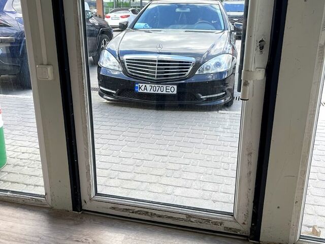 Черный Мерседес С Класс, объемом двигателя 5.5 л и пробегом 298 тыс. км за 11999 $, фото 1 на Automoto.ua