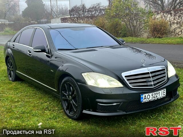 Черный Мерседес С Класс, объемом двигателя 5.5 л и пробегом 297 тыс. км за 15000 $, фото 1 на Automoto.ua