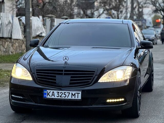 Чорний Мерседес С Клас, об'ємом двигуна 5.5 л та пробігом 280 тис. км за 13000 $, фото 1 на Automoto.ua