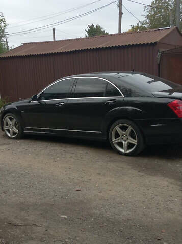 Черный Мерседес С Класс, объемом двигателя 3.5 л и пробегом 300 тыс. км за 12500 $, фото 1 на Automoto.ua