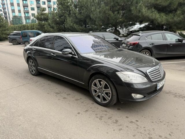 Чорний Мерседес С Клас, об'ємом двигуна 5.5 л та пробігом 300 тис. км за 6850 $, фото 1 на Automoto.ua