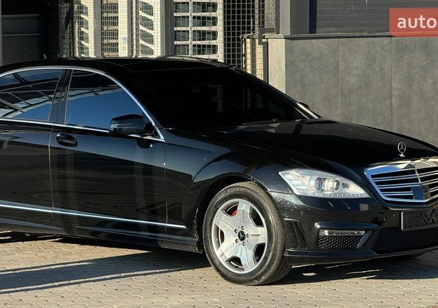 Черный Мерседес С Класс, объемом двигателя 5 л и пробегом 259 тыс. км за 12500 $, фото 1 на Automoto.ua