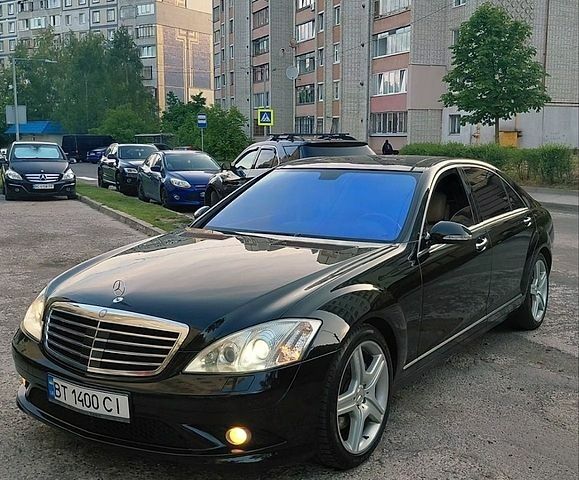 Черный Мерседес С Класс, объемом двигателя 5.5 л и пробегом 222 тыс. км за 10700 $, фото 1 на Automoto.ua