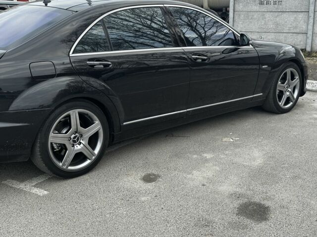 Черный Мерседес С Класс, объемом двигателя 5.5 л и пробегом 299 тыс. км за 9000 $, фото 1 на Automoto.ua