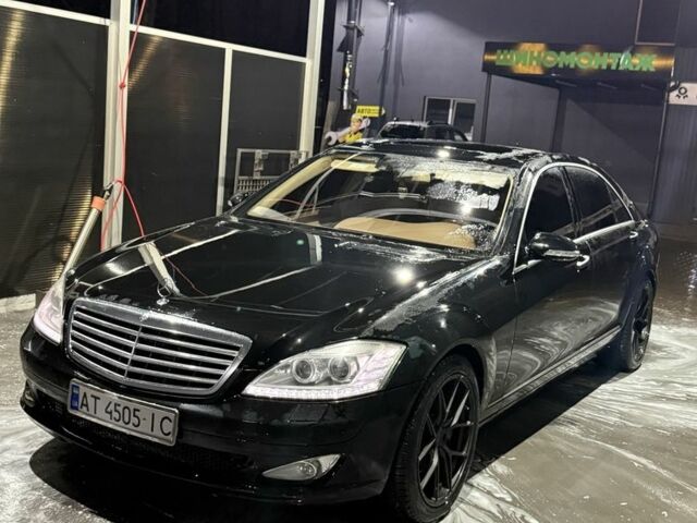 Черный Мерседес С Класс, объемом двигателя 5.5 л и пробегом 350 тыс. км за 8000 $, фото 1 на Automoto.ua