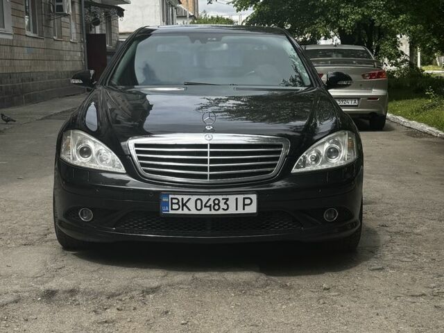 Черный Мерседес С Класс, объемом двигателя 3 л и пробегом 300 тыс. км за 11500 $, фото 1 на Automoto.ua