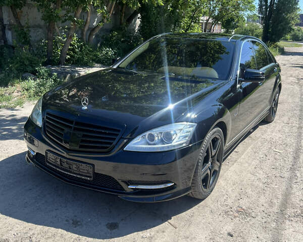 Мерседес С Класс 2007 в Харькове на Automoto.ua Черный Мерседес С Класс, объемом двигателя 5.5 л и пробегом 196 тыс. км за 18000 $, фото 1 на Automoto.ua