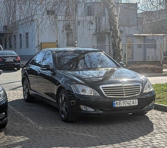 Черный Мерседес С Класс, объемом двигателя 4.66 л и пробегом 208 тыс. км за 11000 $, фото 1 на Automoto.ua