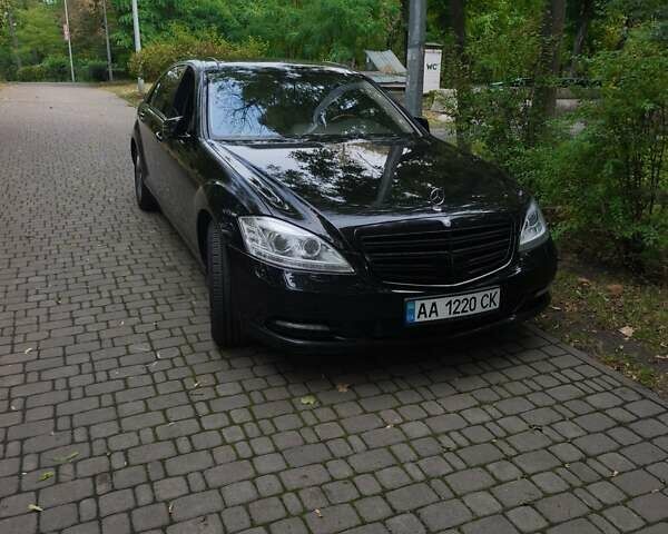 Черный Мерседес С Класс, объемом двигателя 5.46 л и пробегом 322 тыс. км за 15000 $, фото 1 на Automoto.ua