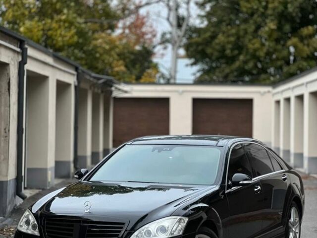 Черный Мерседес С Класс, объемом двигателя 5.4 л и пробегом 293 тыс. км за 9000 $, фото 1 на Automoto.ua