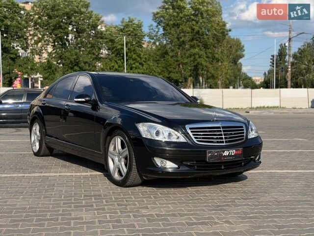 Чорний Мерседес С Клас, об'ємом двигуна 5.5 л та пробігом 208 тис. км за 7999 $, фото 1 на Automoto.ua