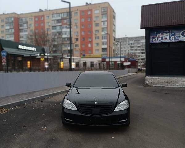 Черный Мерседес С Класс, объемом двигателя 5.46 л и пробегом 235 тыс. км за 12000 $, фото 1 на Automoto.ua
