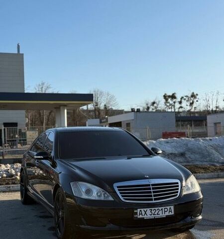 Чорний Мерседес С Клас, об'ємом двигуна 5.5 л та пробігом 325 тис. км за 12500 $, фото 1 на Automoto.ua