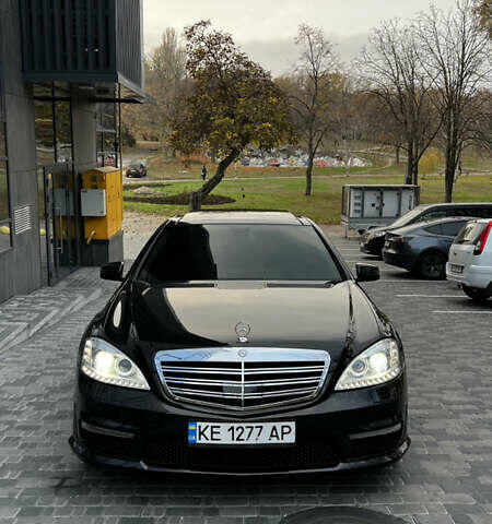 Черный Мерседес С Класс, объемом двигателя 5.5 л и пробегом 305 тыс. км за 14300 $, фото 1 на Automoto.ua