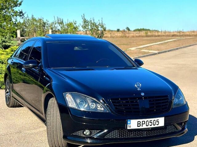 Чорний Мерседес С Клас, об'ємом двигуна 5.5 л та пробігом 350 тис. км за 12600 $, фото 1 на Automoto.ua