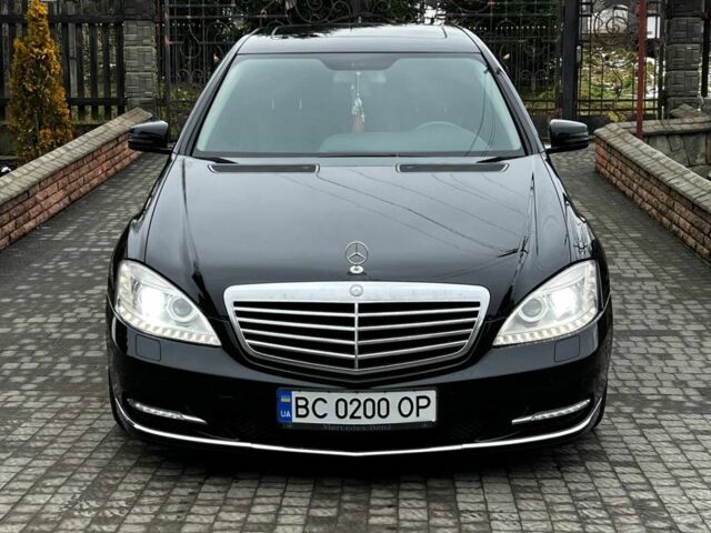 Черный Мерседес С Класс, объемом двигателя 5.5 л и пробегом 327 тыс. км за 10000 $, фото 1 на Automoto.ua