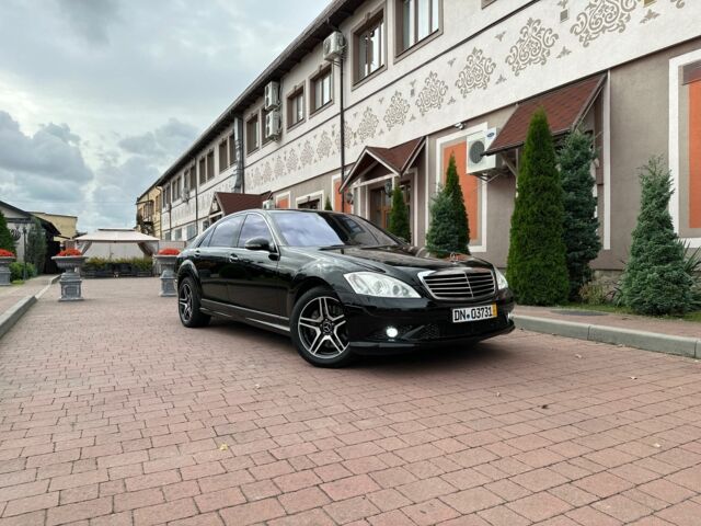 Черный Мерседес С Класс, объемом двигателя 5.5 л и пробегом 330 тыс. км за 10000 $, фото 1 на Automoto.ua