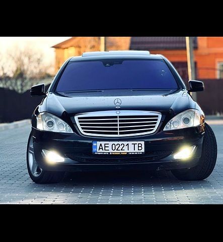 Черный Мерседес С Класс, объемом двигателя 5.5 л и пробегом 250 тыс. км за 13500 $, фото 1 на Automoto.ua