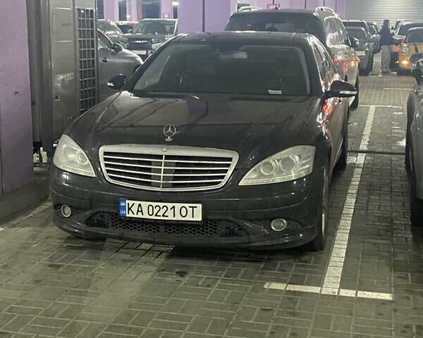 Черный Мерседес С Класс, объемом двигателя 5.46 л и пробегом 380 тыс. км за 12000 $, фото 1 на Automoto.ua