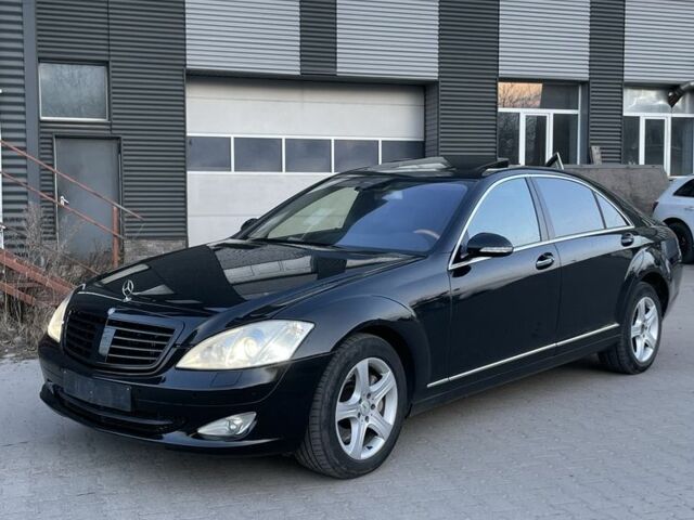Черный Мерседес С Класс, объемом двигателя 5.5 л и пробегом 333 тыс. км за 8500 $, фото 1 на Automoto.ua