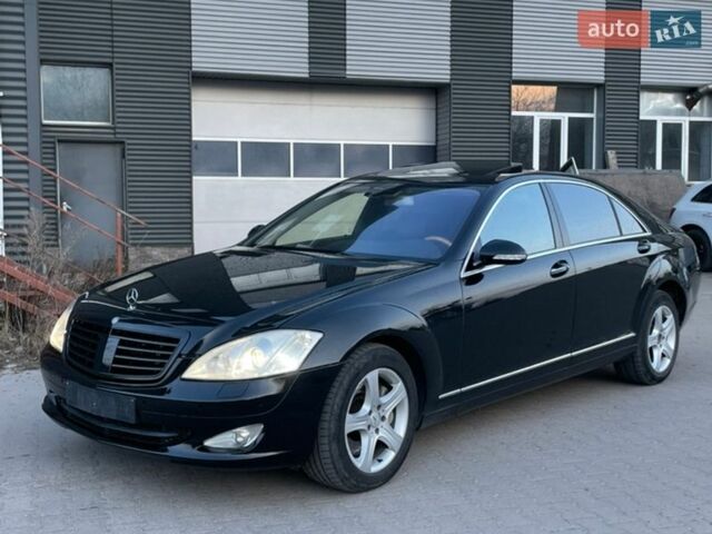 Черный Мерседес С Класс, объемом двигателя 5.5 л и пробегом 332 тыс. км за 8500 $, фото 1 на Automoto.ua