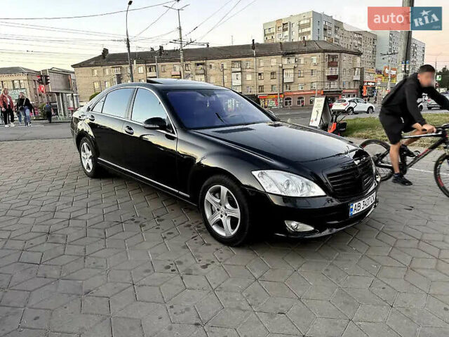Черный Мерседес С Класс, объемом двигателя 5.5 л и пробегом 318 тыс. км за 11001 $, фото 1 на Automoto.ua