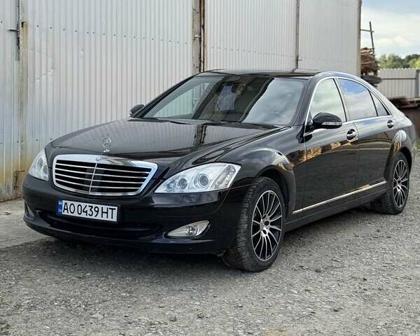Черный Мерседес С Класс, объемом двигателя 3.5 л и пробегом 300 тыс. км за 9999 $, фото 1 на Automoto.ua