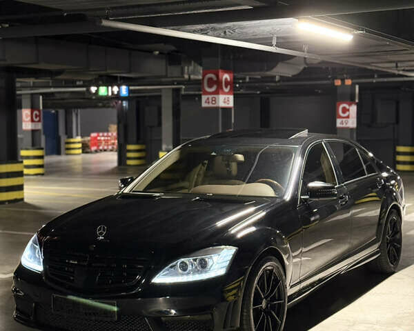 Черный Мерседес С Класс, объемом двигателя 5.5 л и пробегом 290 тыс. км за 12999 $, фото 1 на Automoto.ua