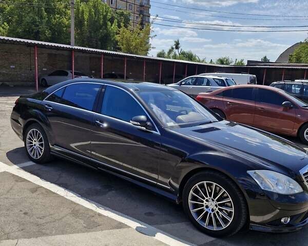 Черный Мерседес С Класс, объемом двигателя 5.5 л и пробегом 200 тыс. км за 25000 $, фото 1 на Automoto.ua