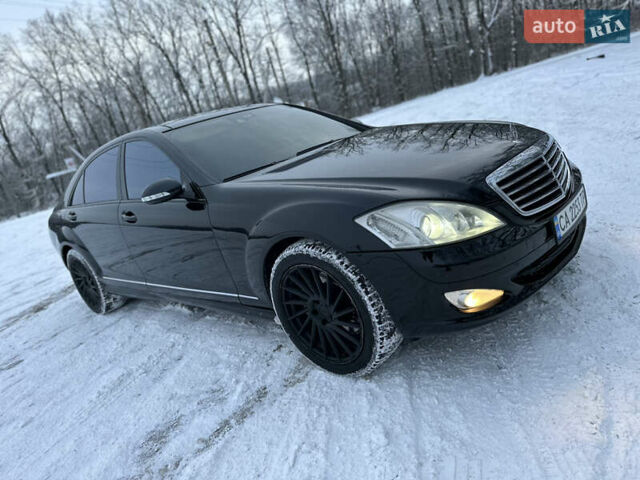 Черный Мерседес С Класс, объемом двигателя 5.5 л и пробегом 235 тыс. км за 8500 $, фото 1 на Automoto.ua