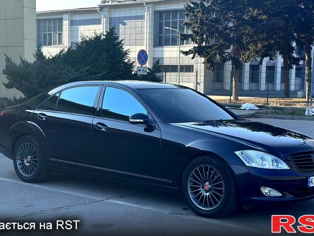 Чорний Мерседес С Клас, об'ємом двигуна 5.5 л та пробігом 300 тис. км за 12500 $, фото 1 на Automoto.ua