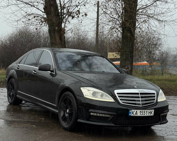 Черный Мерседес С Класс, объемом двигателя 5.5 л и пробегом 237 тыс. км за 9999 $, фото 1 на Automoto.ua