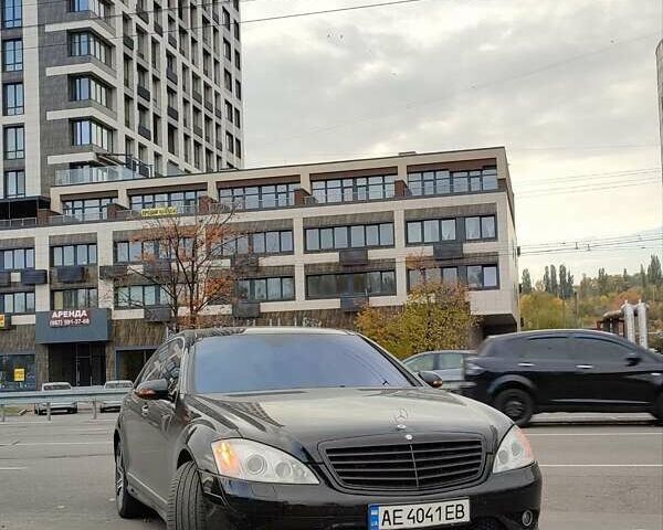 Черный Мерседес С Класс, объемом двигателя 5.5 л и пробегом 200 тыс. км за 12000 $, фото 1 на Automoto.ua