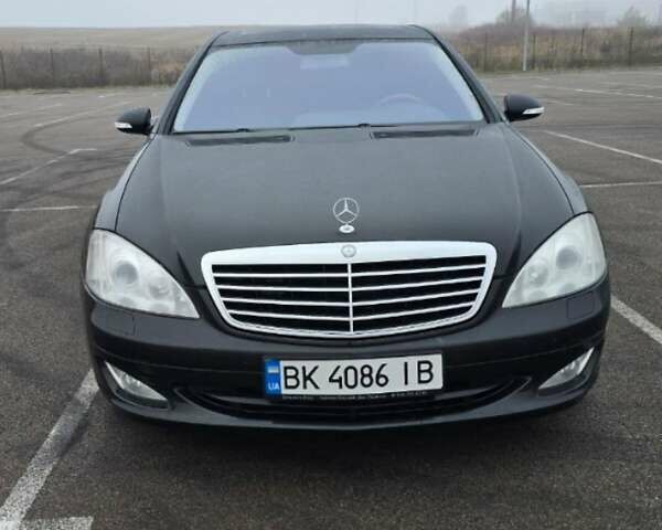Черный Мерседес С Класс, объемом двигателя 5.46 л и пробегом 225 тыс. км за 12000 $, фото 1 на Automoto.ua