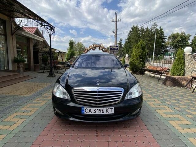 Чорний Мерседес С Клас, об'ємом двигуна 5.5 л та пробігом 355 тис. км за 10566 $, фото 1 на Automoto.ua