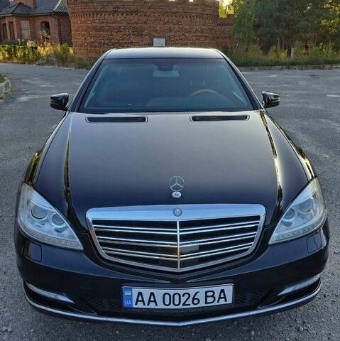 Черный Мерседес С Класс, объемом двигателя 5.51 л и пробегом 117 тыс. км за 27000 $, фото 1 на Automoto.ua
