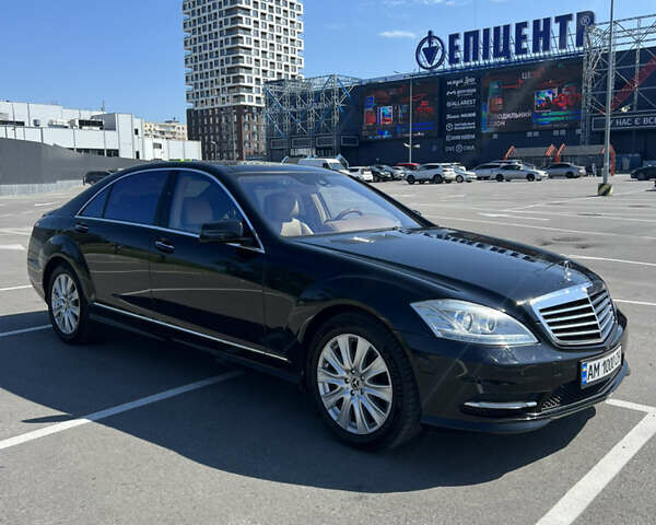 Черный Мерседес С Класс, объемом двигателя 5.5 л и пробегом 185 тыс. км за 19999 $, фото 1 на Automoto.ua